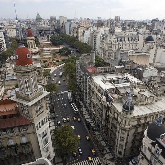 800px-Buenos_Aires_-_Avenida_de_Mayo_the_Congress_and_La_Inmobiliaria_-_6976 copia